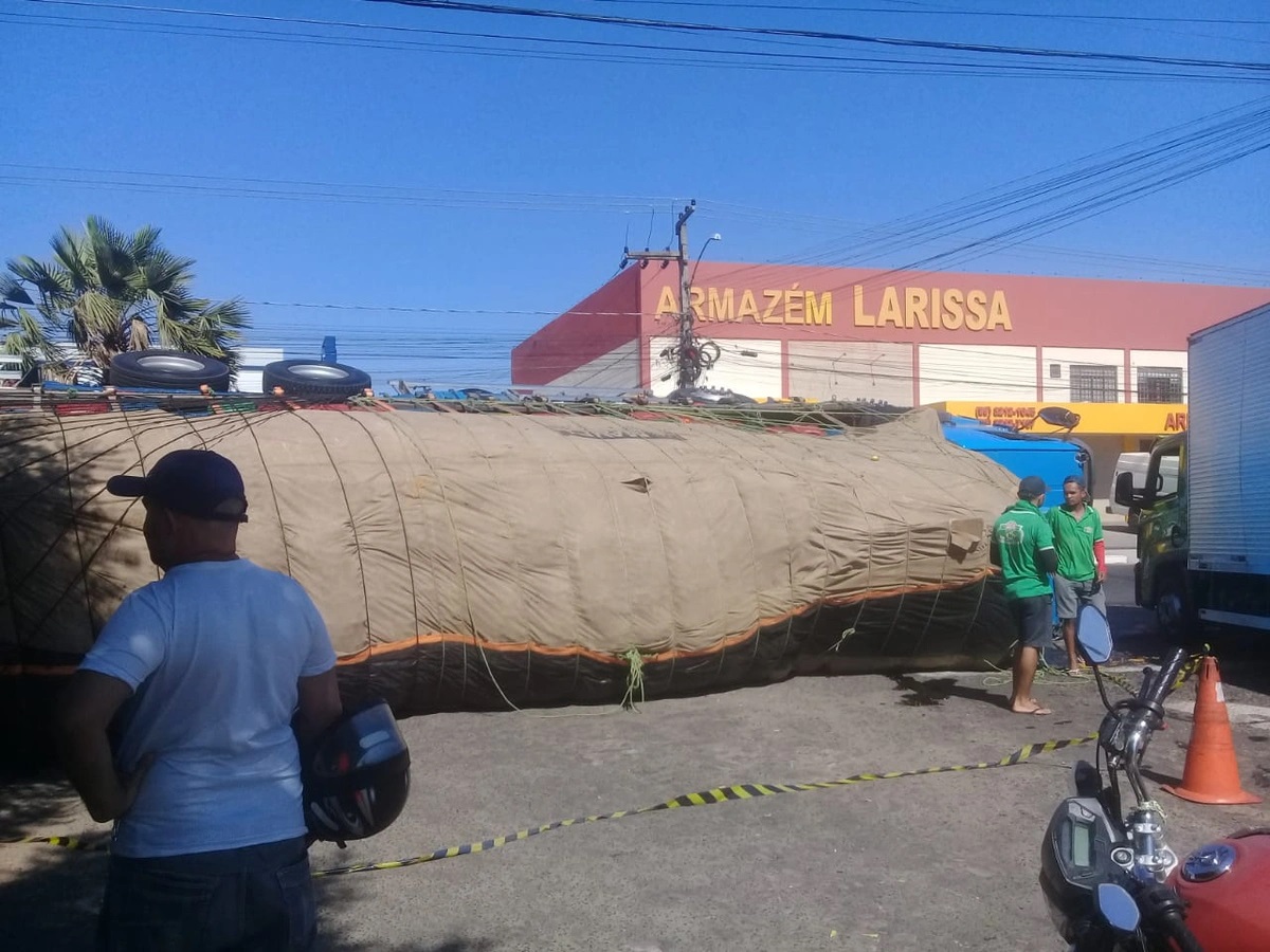 Caminhão tomba e bloqueia trânsito em Timon (MA)