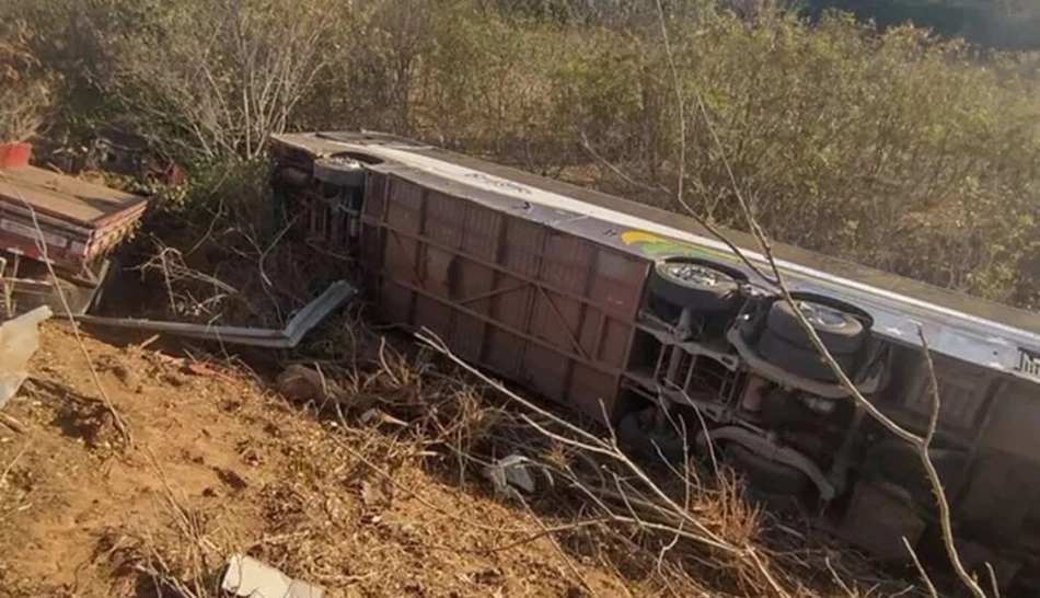 Colisão entre ônibus e caminhão deixa feridos em Dom Expedito Lopes