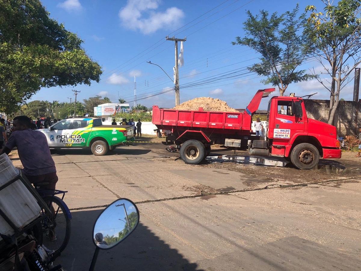 Motociclista morre após ser esmagado por caminhão