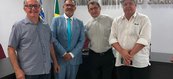 Advogado Jacinto Teles acompanhado de amigos durante solenidade de posse da nova diretoria da Comissão de Estudos Constitucionais da OAB-PI