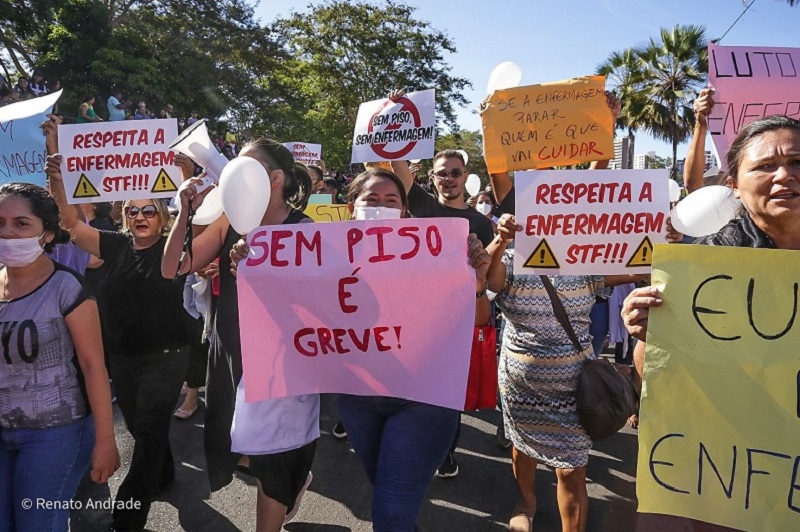 As manifestações de diversos grupos sociais e profissionais aconteceram durante os desfiles na capital