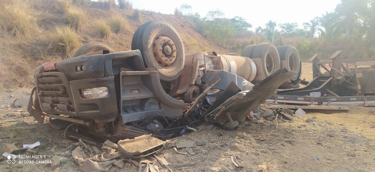 Casal morre após carreta tombar na PI-324