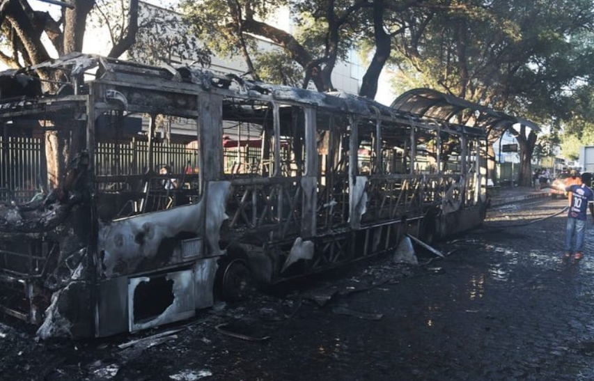 Homem ateia fogo em ônibus na Praça Saraiva