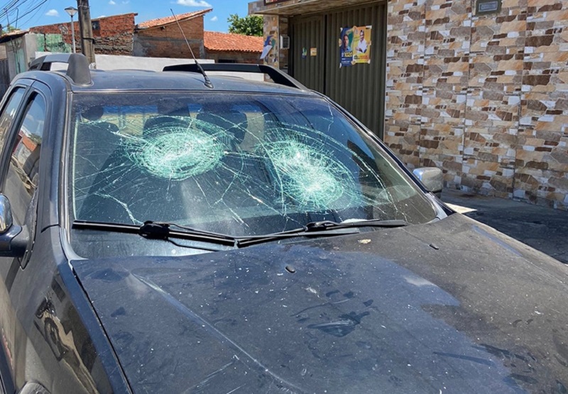 Homem destrói carros estacionados