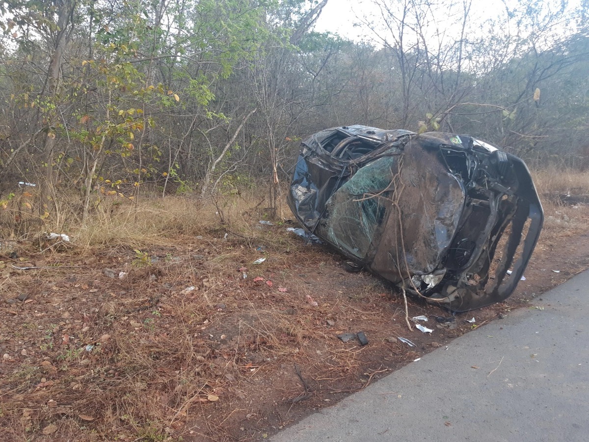 Motorista perde controle da direção e capota veículo no Piauí