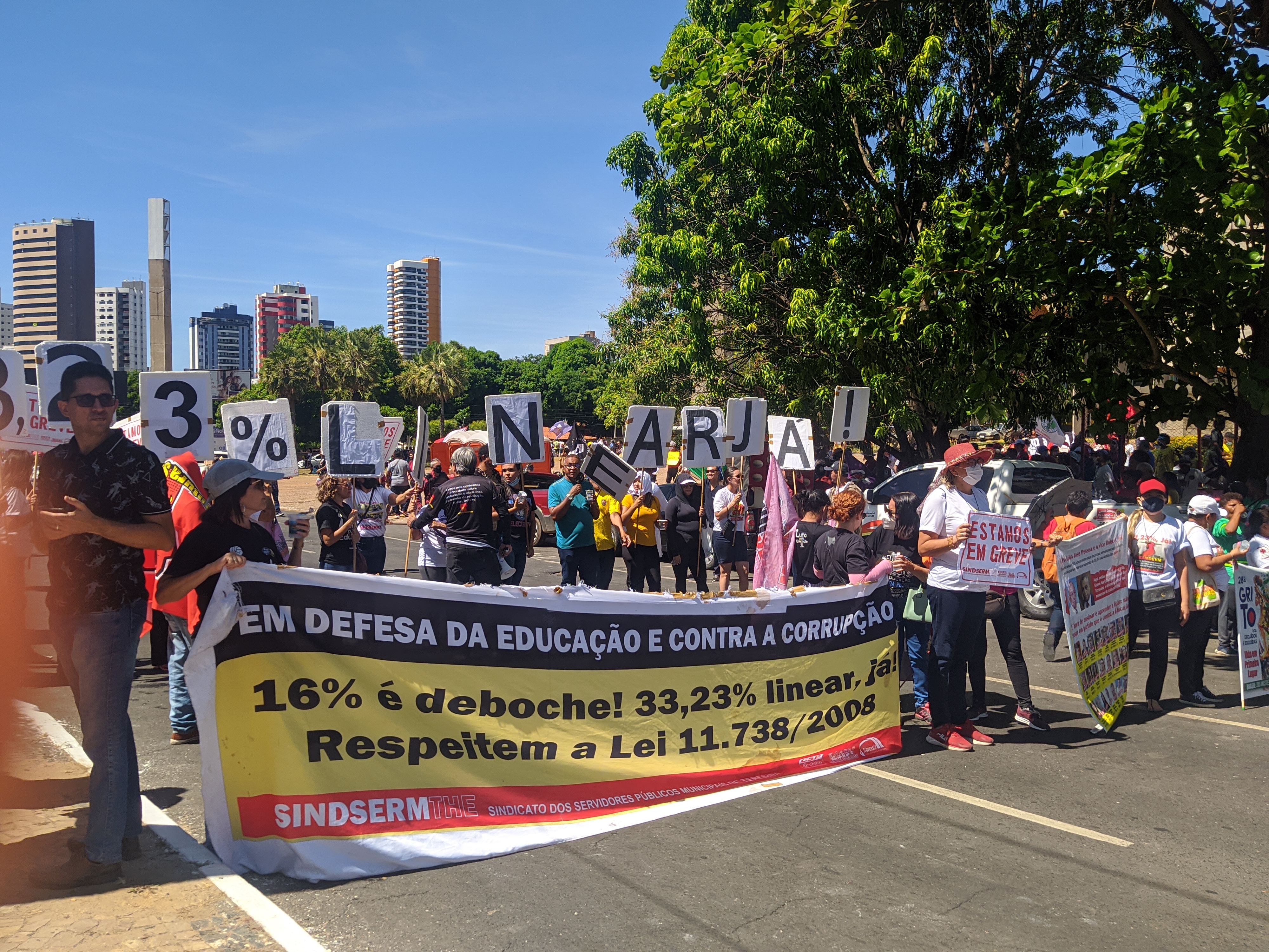 O desfile foi marcado por diversos protestos de grupos que se uniram diante da Assembleia Legislativa do Piauí