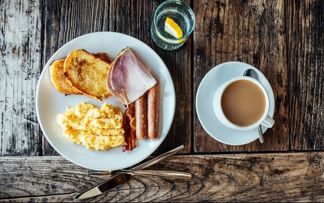 Tomar um café da manhã reforçado e pegar leve no jantar pode ajudar na perda de peso,