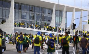 Bolsonaristas invadem palácios dos três poderes, em Brasília