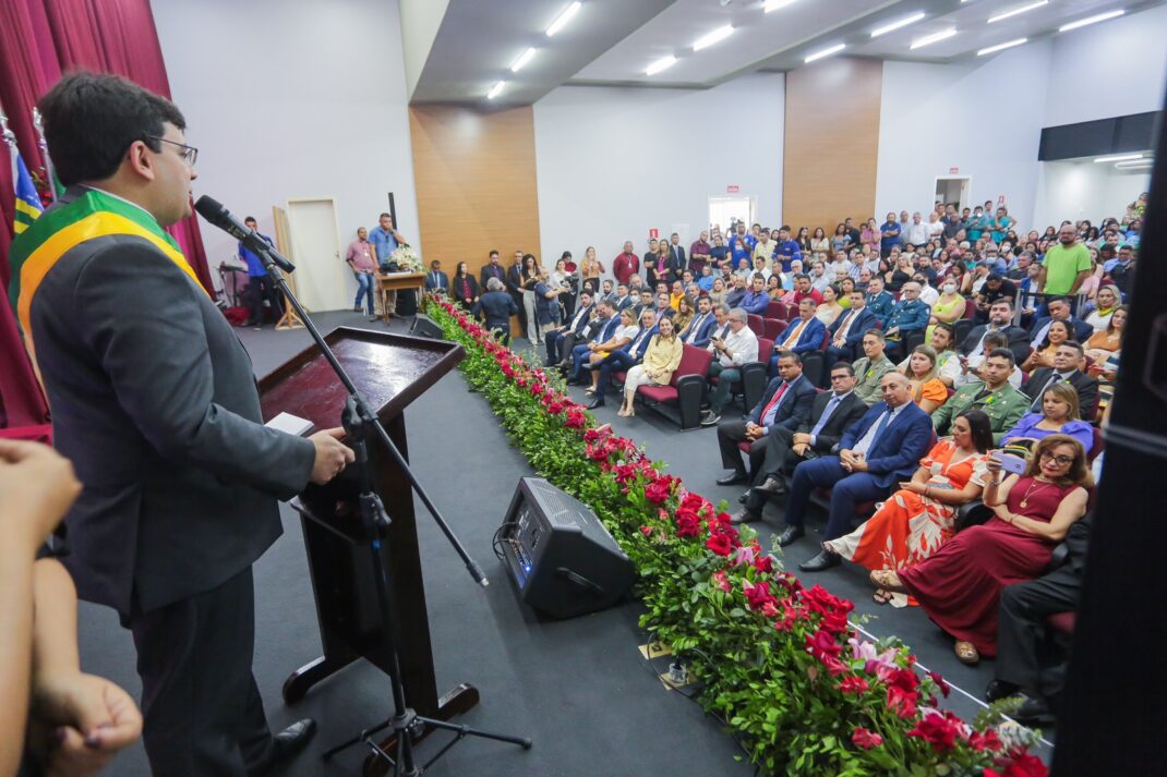 Governador Rafael Fonteles preside cerimônia de outorga de comendas em Piracuruca, em razão de comemoração ao bicentenário da adesão do Piauí à Independência do Brasil