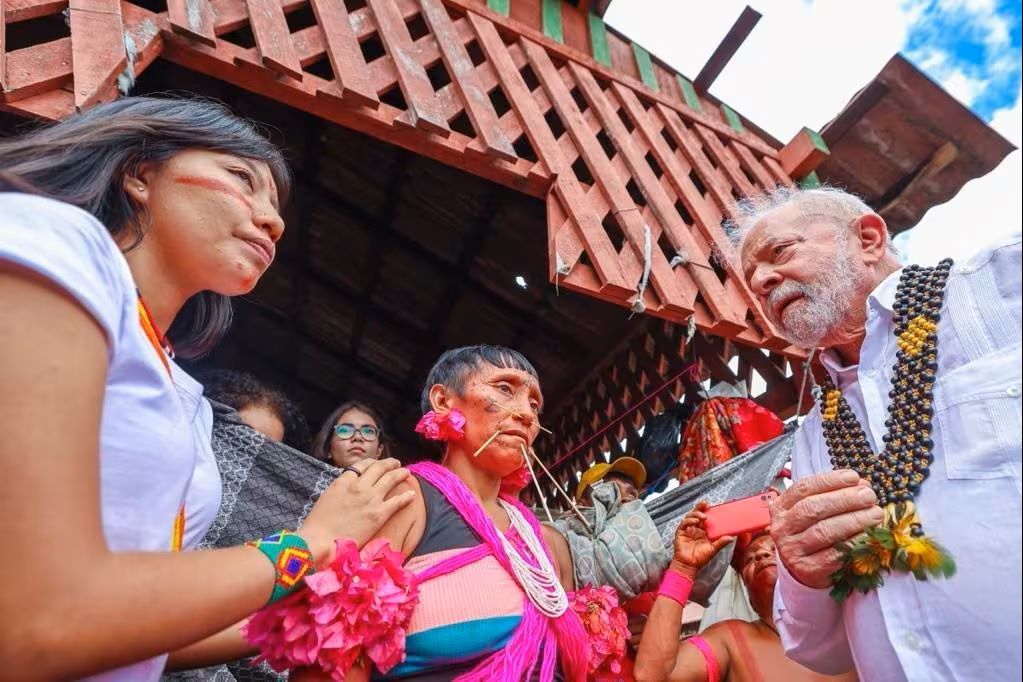 Lula em visita aos Yanomamis em Roraima