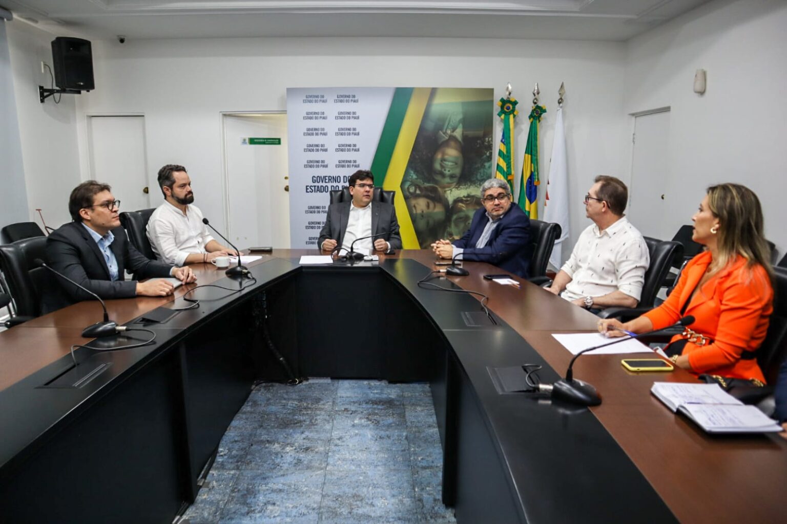 Rafael Fonteles em reunião com equipe da saúde anuncia prioridade máxima