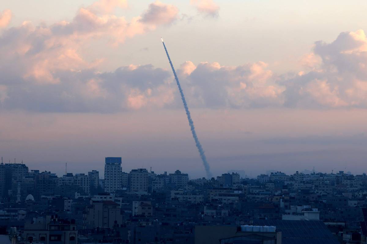 Foguetes são disparados da Cidade de Gaza em direção a Israel.