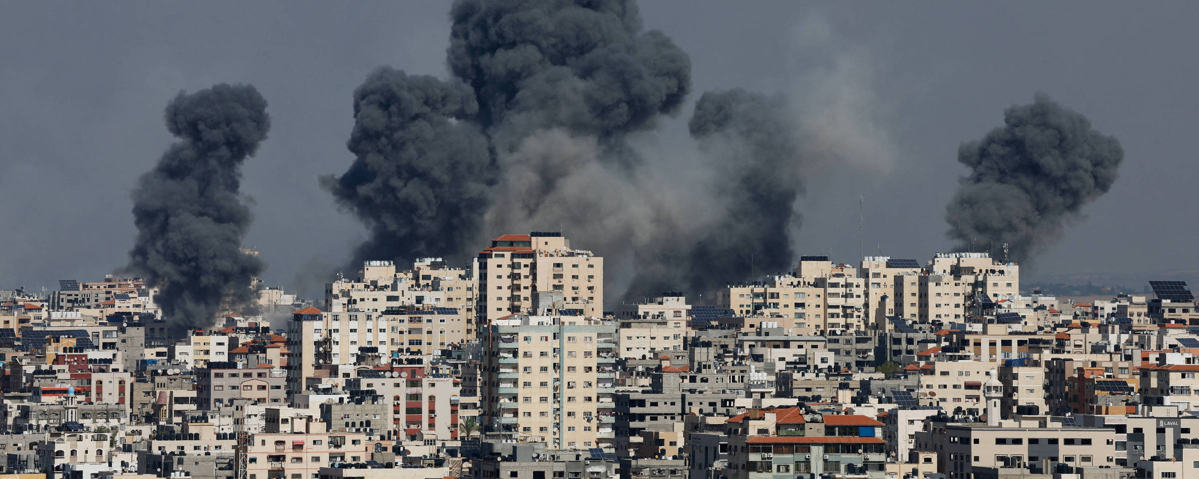 Fumaça em prédios de Gaza após ataque de Israel na região, em resposta à ofensiva do Hamas Mohammed Salem.