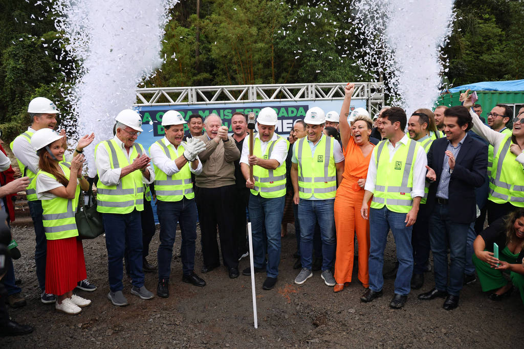 Governador do Paraná, Ratinho Junior (PSD), durante cerimônia que marca o início da construção da ponte de ligação entre Guaratuba e Matinhos, na sexta-feira (27/10).