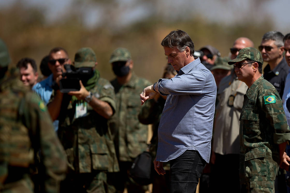 Jair Bolsonaro acompanha a Operação Formosa, principal treinamento terrestre da Marinha.