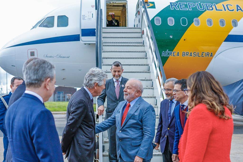 Lula e a primeira-dama, Janja, na chegada a Londres para a coroação do rei Charles 3º, em maio.