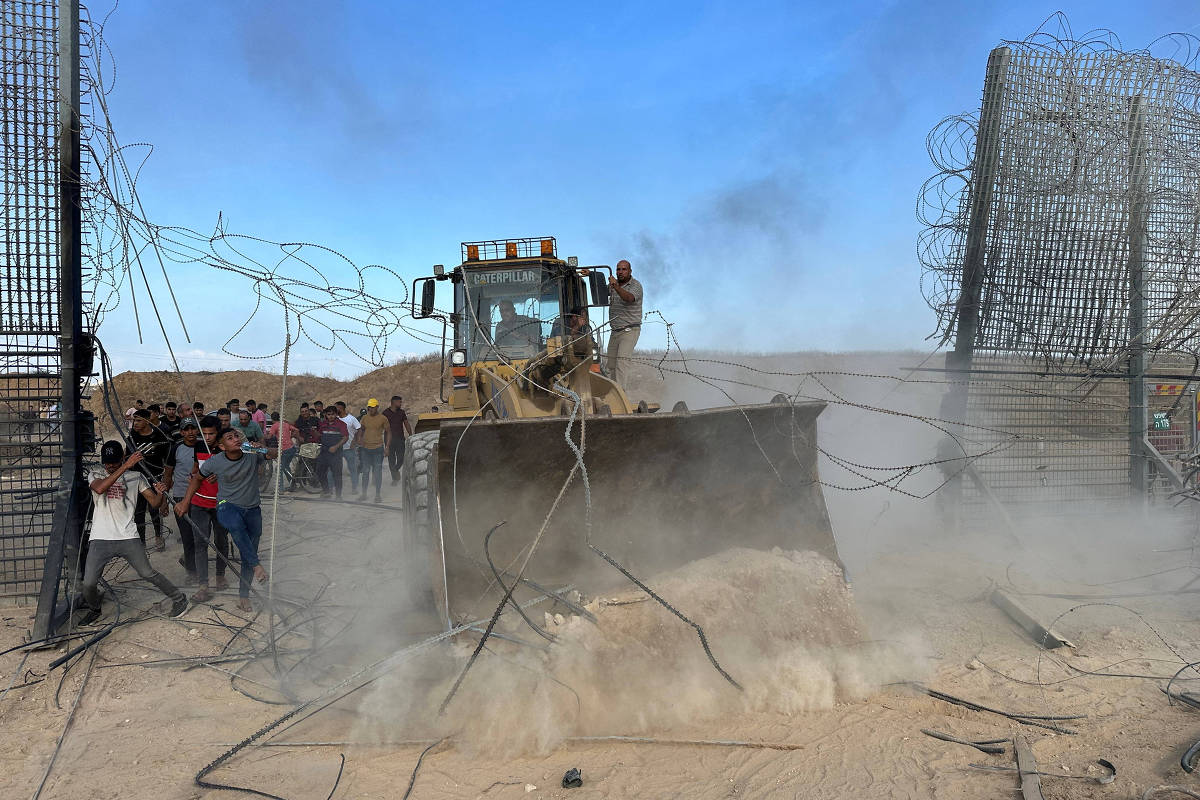 Palestinos destroem cerca que separa a Faixa de Gaza do sul de Israel.