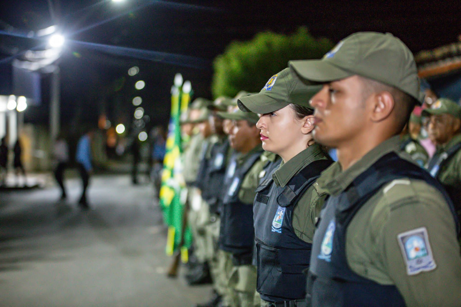 Policiais militares durante solenidade em Floriano (PI).