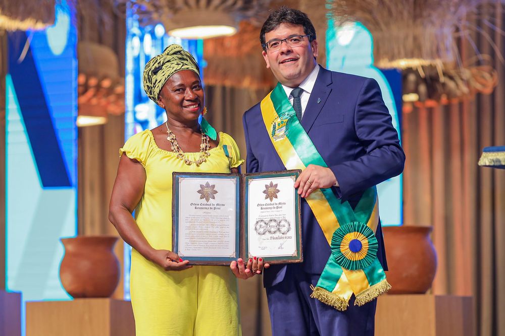 Rafael Fonteles e artesã Marian Irene Coelho, líder da comunidade quilombola Pote, no município de São João da Varjota.