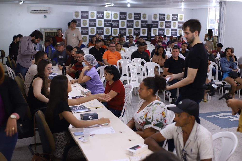 Registro da ação de devolução de aparelhos celulares.