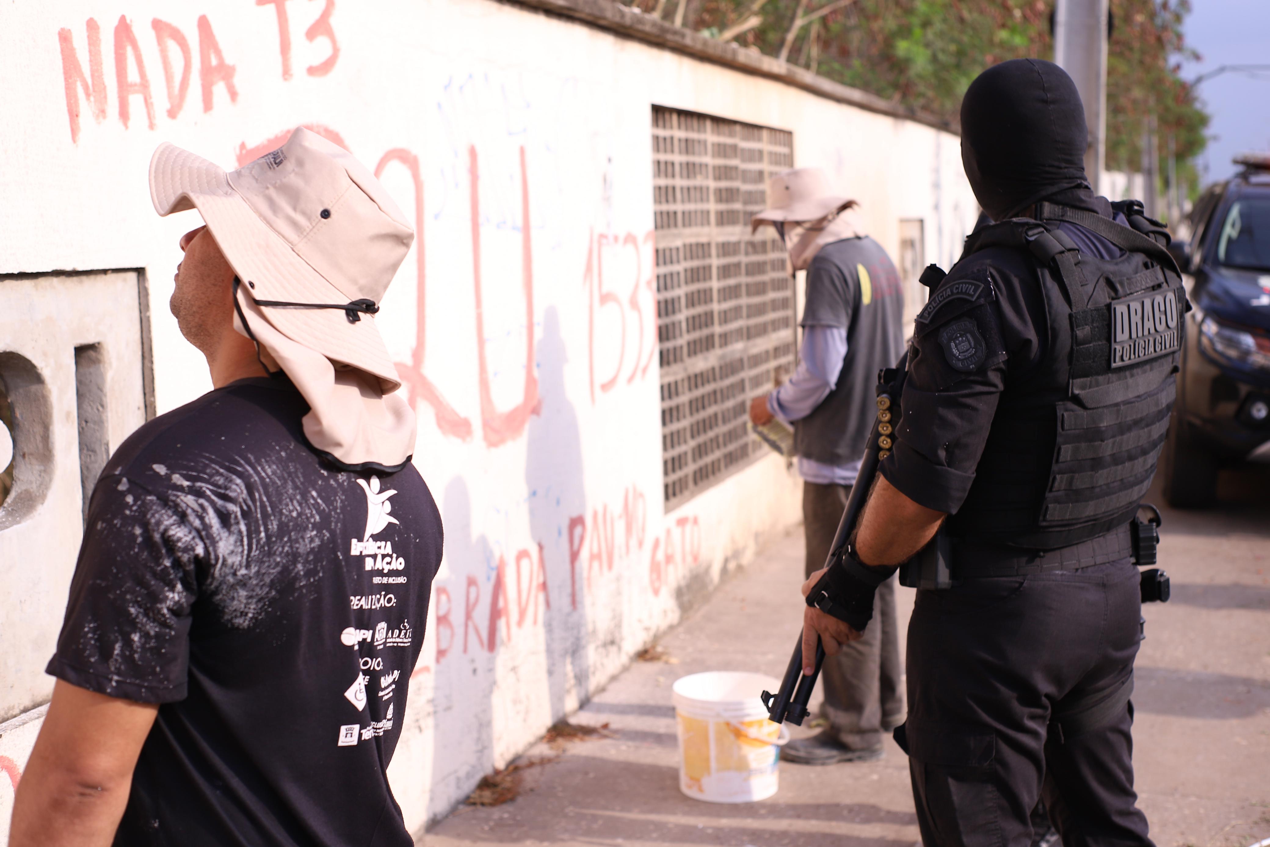 Remoção de símbolos de facções criminosas no muro da UFPI.