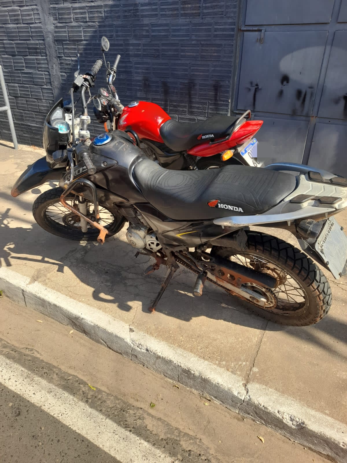 As duas motocicletas foram recuperadas pela PM-PI.