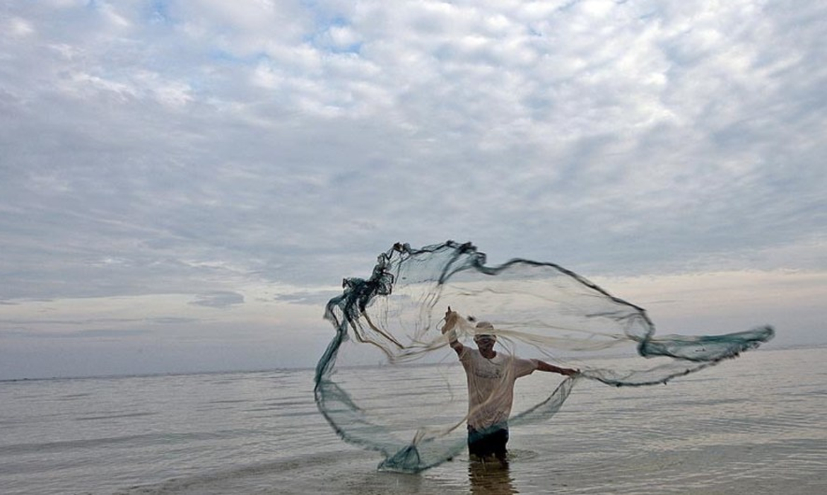 Na imagem, homem durante pescaria em mar aberto.