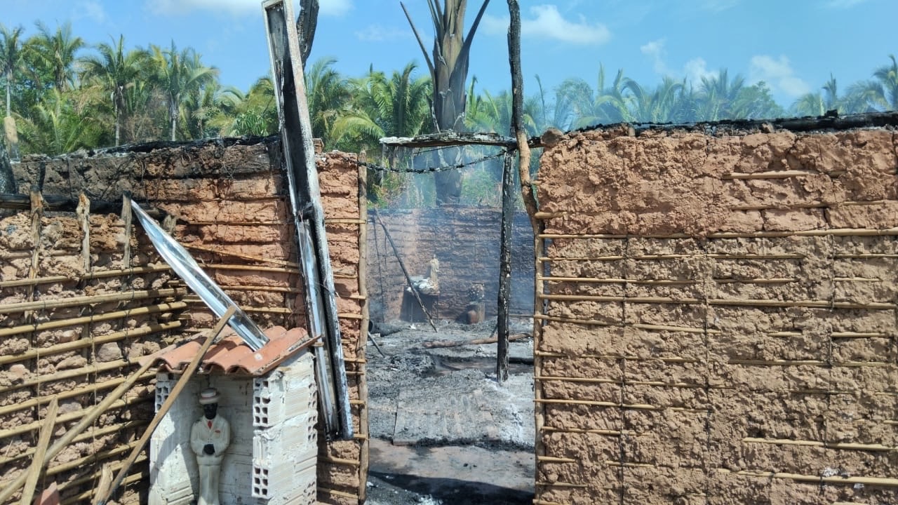 Ninguém ficou ferido.  Dentre os objetos, estavam imagens, móveis, roupas, eletrodomésticos, tambores, ervas e até mesmo o altar.