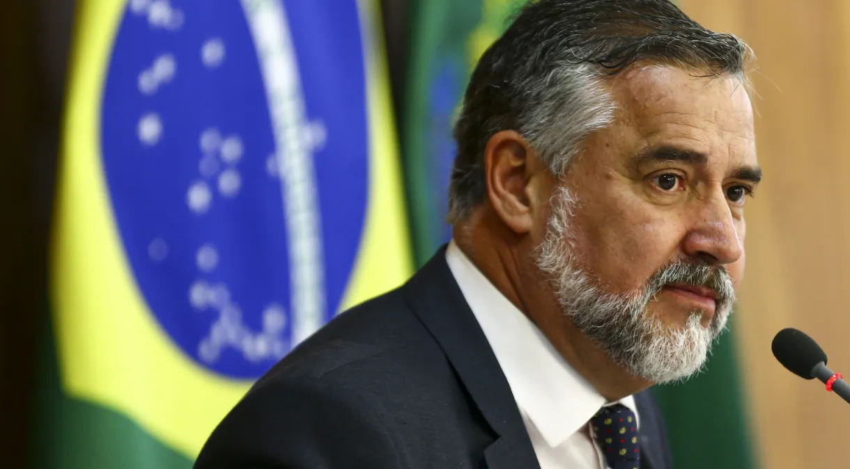 No vídeo, Pimenta diz que o que Bolsonaro fez é vergonhoso e fala sobre a operação de repatriação de brasileiros feita pelo governo Lula.