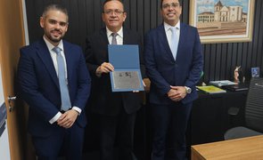 PGE-PI entrega homenagem ao desembargador Sebastião Ribeiro Martins