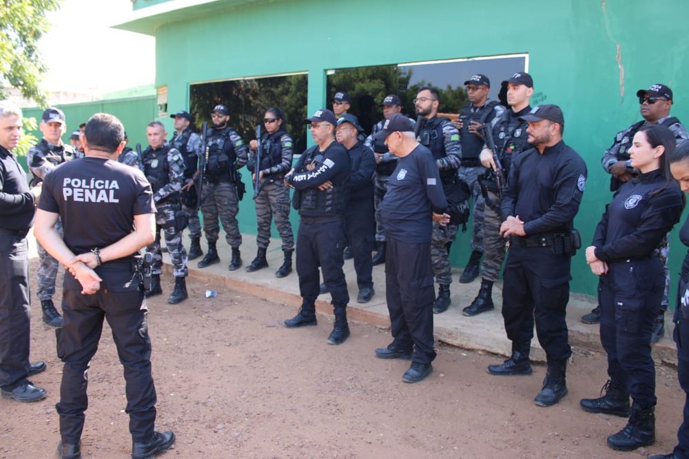 Policiais penais durante vistoria na Penitenciária Gonçalo de Castro Lima - Vereda Grande, em Floriano.