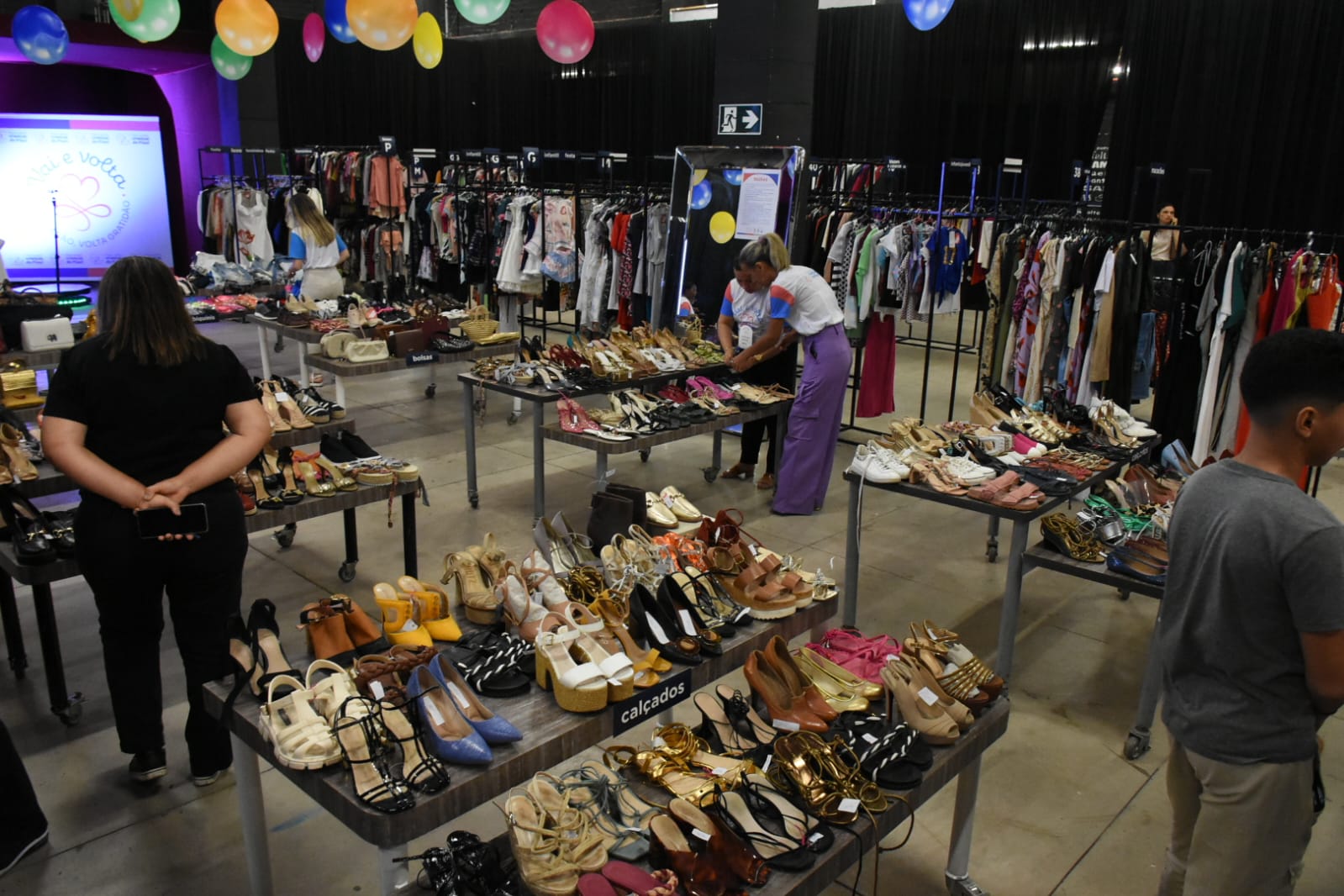 Sapatos, roupas e acessórios estão entre os produtos comercializados no Bazar Solidário.