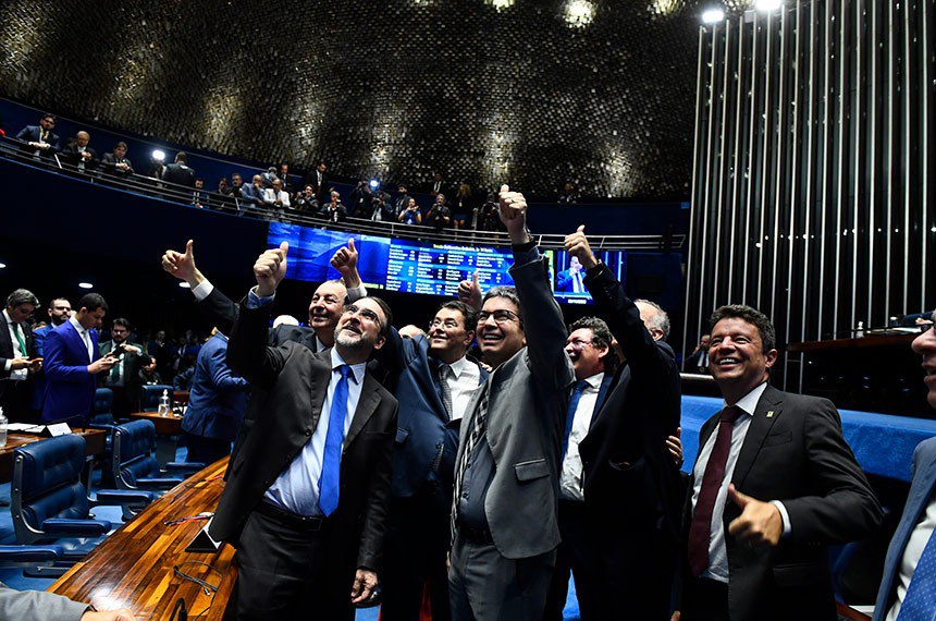 Senadores Omar Aziz, Eduardo Braga e Randolfe Rodrigues celebraram a aprovação junto com o secretário extraordinário da reforma tributária do Ministério da Fazenda, Bernard Appy;