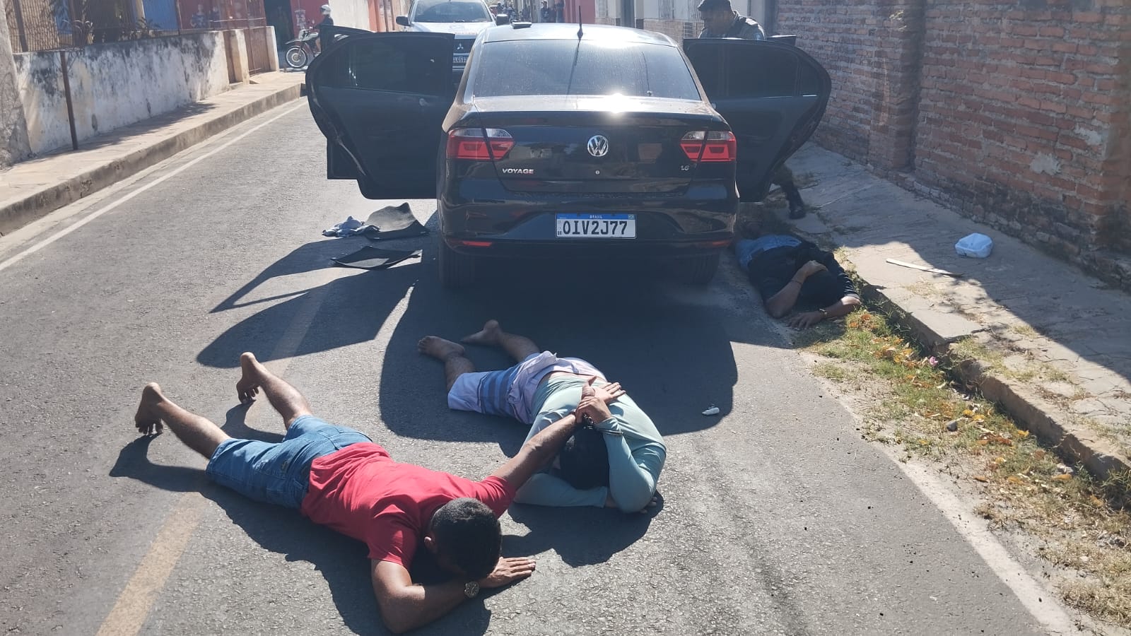 Três homens suspeitos de cometerem roubos nas proximidades de um banco foram presos em Piracuruca.