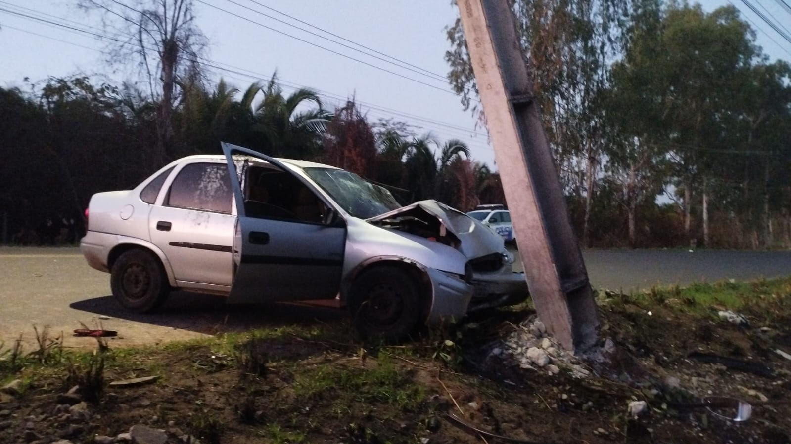 Chevrolet Classic colide contra poste na Av. Josué de Moura Filho.