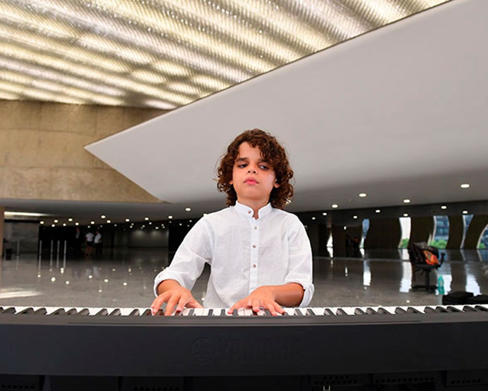 Na imagem, o menino pianista Daniel Cardoso.