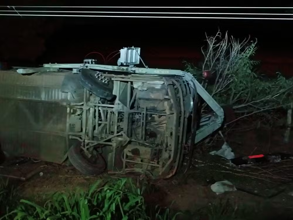 Ônibus clandestino tomba e deixa 29 feridos na BR-135.