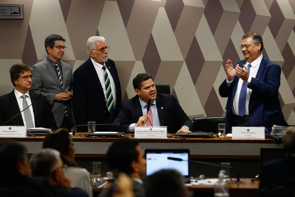 Os indicados para PGR (Procuradoria-Geral da República) e STF (Supremo Tribunal Federal), Paulo Gonet e Flavio Dino, são aprovados em comissão do Senado após sabatina de cerca de dez horas.