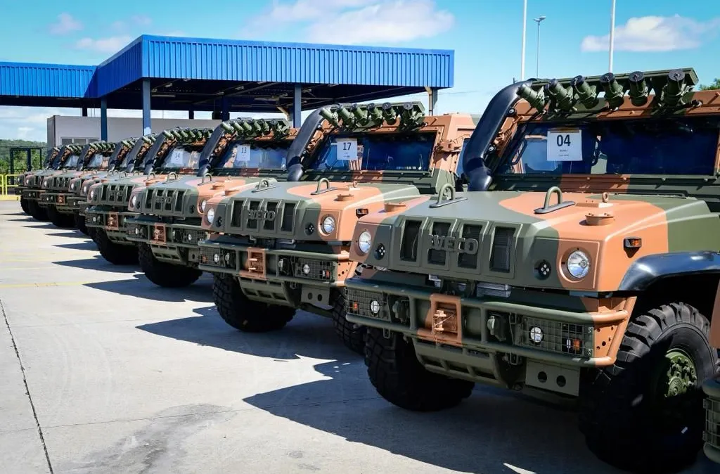 Veículos do Exército brasileiro são enviados para Roraima.