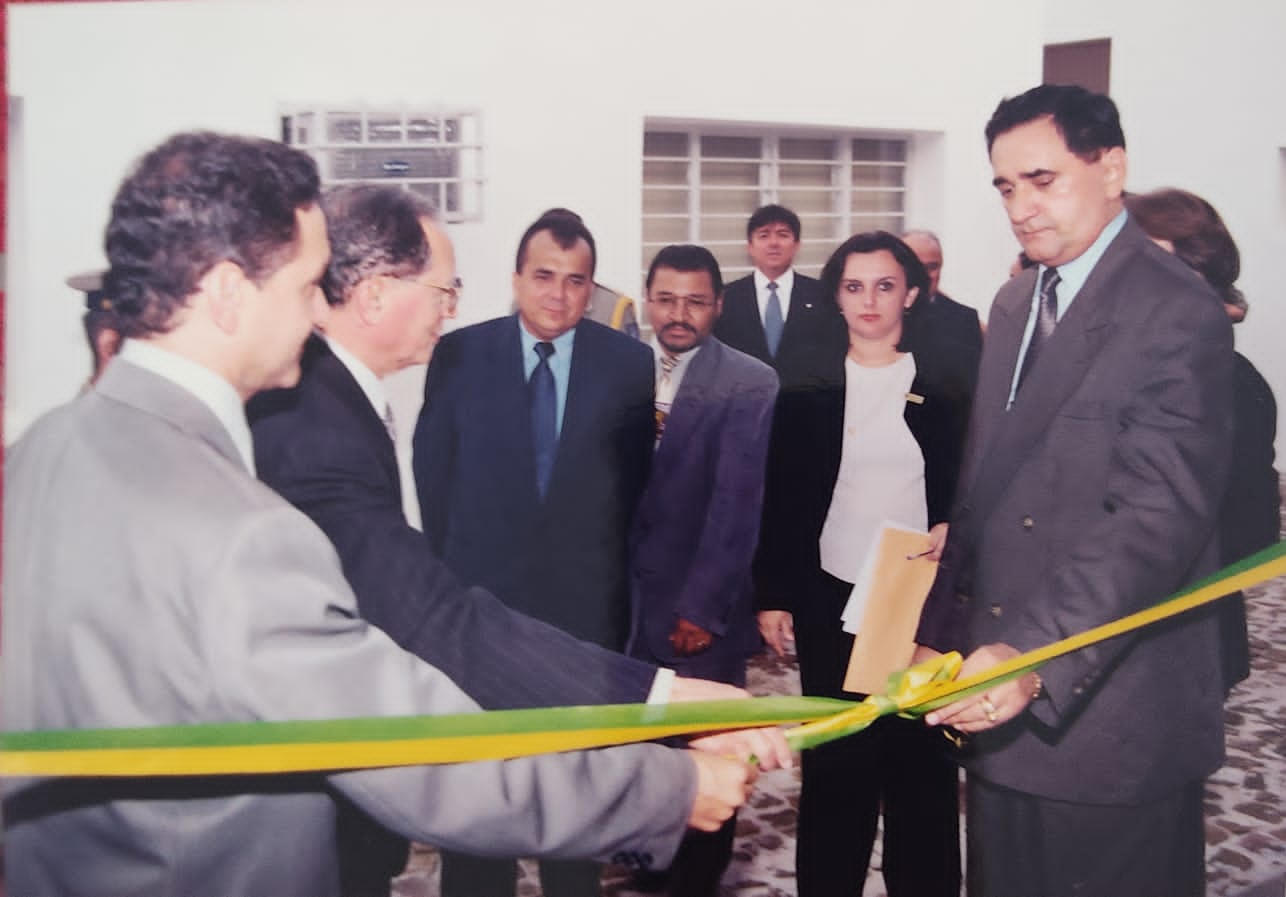 Registro da Década de 90: Desembargadores João Meneses e Brandão de Carvalho, respecrtivamente presidente do TJ-PI e governador [em exercício] do Piauí; inauguração da reforma do Fórum em Piracuruca