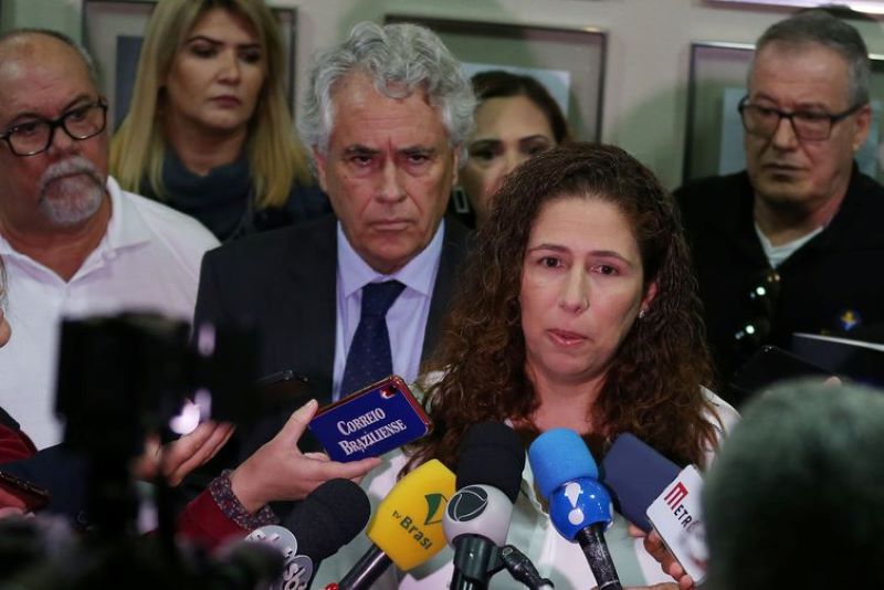 Esther Dweck durante assinatura de acordo salarial com as entidades representativas dos servidores