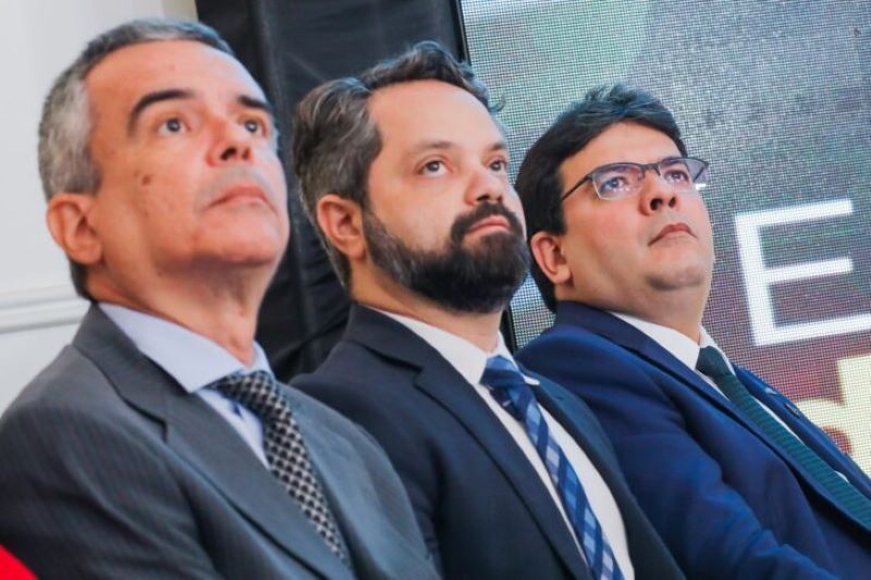 Governador Rafael Fonteles, acompnha atento, ao lado de auxiliares, lançamento dos 100 Dias de Governo