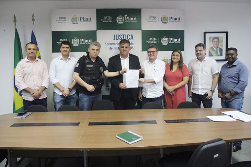 Secretário de Justiça, Carlos Augusto, diretor da Polícia Penal e técnicos anunciam ordem de serviço para construçção do novo estabelecimento penal