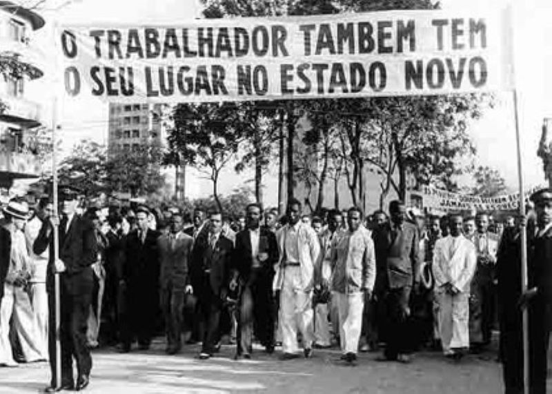 Trabalhadores manifestando por direitos na década de 1930