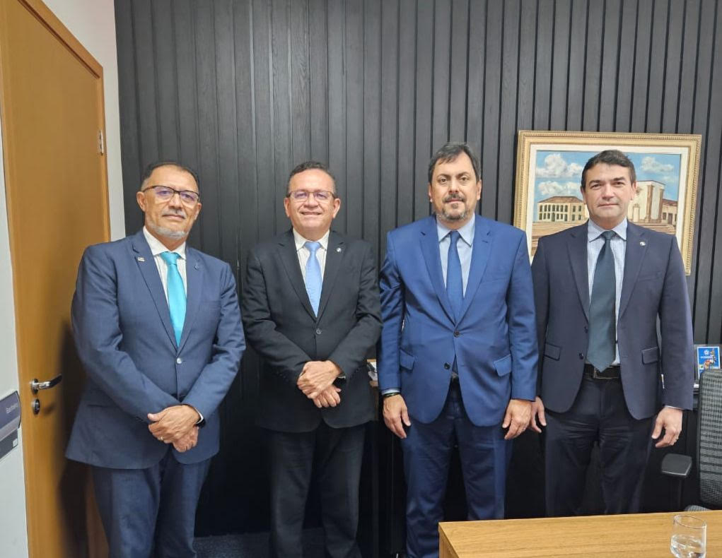 Advogado Jacinto Teles, presidente da Comissão de Estudos Constitucionais da OAB-PI, Des. Sebastião Martins, Dr. Jayme de Oliveira e o presidente da Associação dos Magistrados Piauiense, Dr. L o Juiz