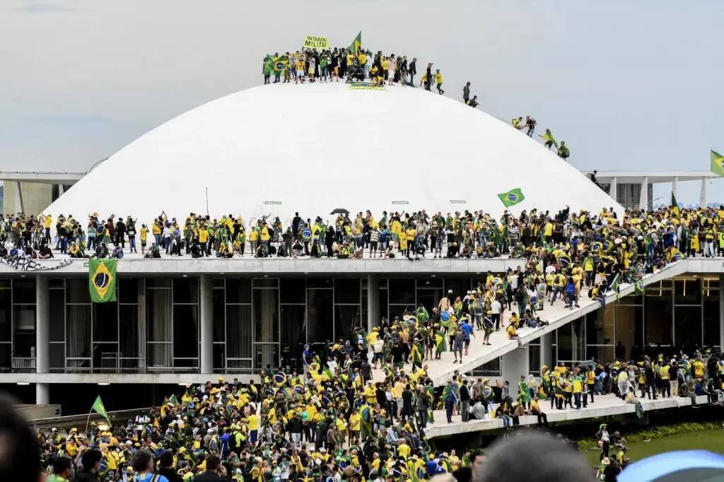 Atos golpistas em Brasília em 8 de janeiro