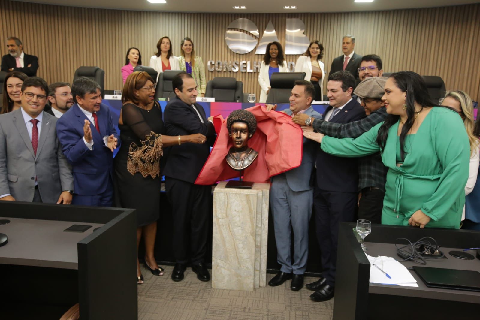 Dentre os presentes na foto nota-se o advogado Carlos Júnior, Welhington Dias, os presidentes da OAB Nacional Simonetti e  Celson Neto da OAB-Pi