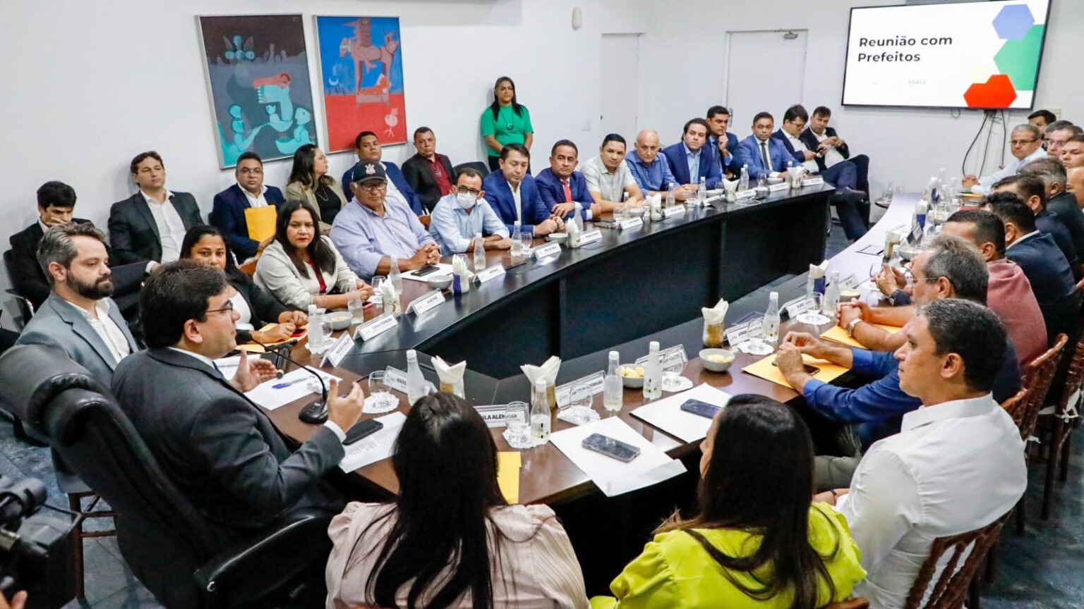 Governador Rafael Fonteles em encontro com os prefeitos do estado