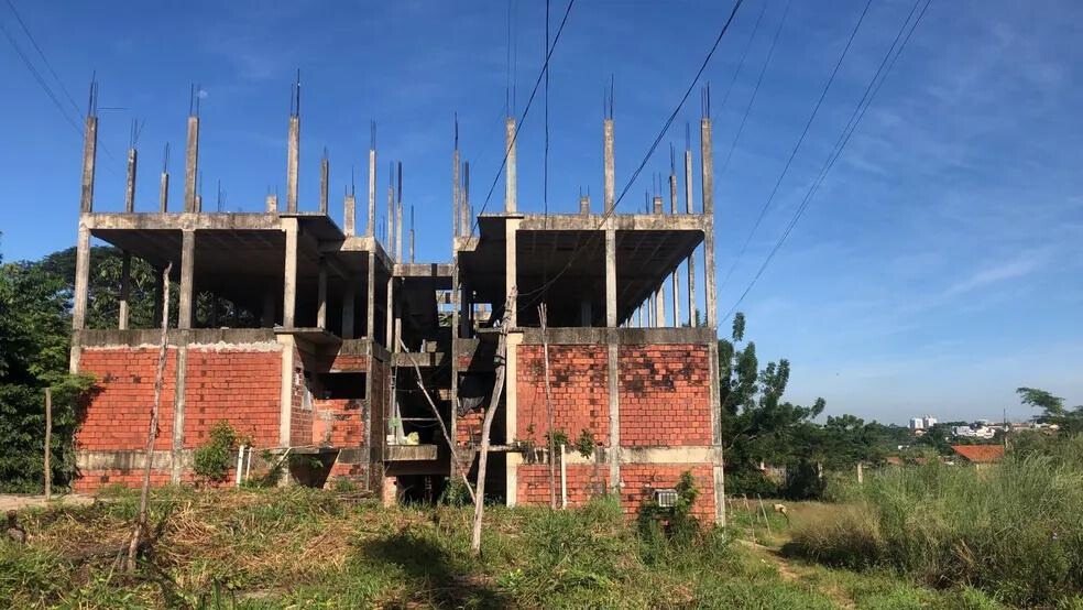 Prédio abandona usado pelos suspeitos no bairro Alto da Ressurreição, Zona Sudeste de Teresina