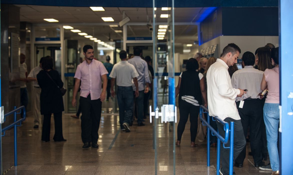 O projeto abrange políticos eleitos e detentores de cargos de alto escalão nos três poderes (Executivo, Legislativo e Judiciário) e em todas as esferas de governo (federal, estadual e municipal)